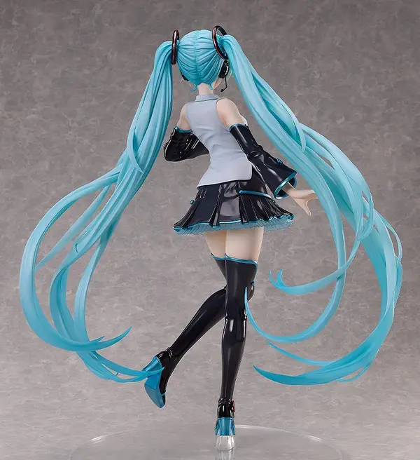 抱えるほど大きい！「初音ミク」が1/3スケールでフィギュア化、衣装の