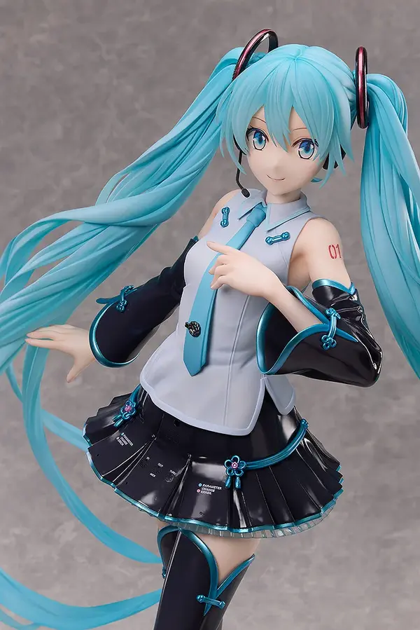抱えるほど大きい！「初音ミク」が1/3スケールでフィギュア化、衣装の