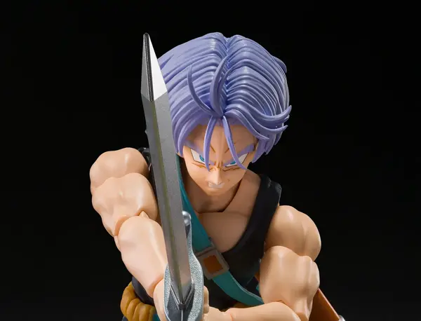 ドラゴンボールZ」タンクトップ衣装の「トランクス」がアクション