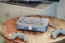 まるで本物！初代PlayStationを“原寸大”で再現した「マルチポーチ」登場 画像