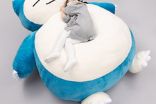 「ポケモン」お腹の上が気持ちいい！ 眠るカビゴンの巨大クッションを”ポケモンのふえ”で起こそう！ 画像
