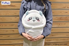 思わず抱きしめたくなる！「ちいかわ」から「モモンガおくるみBIGぬいぐるみ」がプライズ商品として展開、約40センチの大きめサイズ 画像