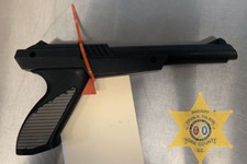 米コンビニ強盗、凶器は“ファミコン光線銃”の「N-ZAP85」…無謀すぎて、あえなくお縄に 画像