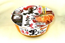 『龍が如く4』エースコックがコラボ！「九州一番星 濃厚黒マー油とんこつラーメン」発売 画像