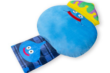 「キングスライム」のかわいい顔に癒やされる！ブランケットと一緒になったクッションブランケットが発売中 画像