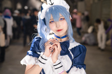 【コスプレ】頭上から差し込む光を浴びた姿がエモい！「あくたんメイド衣装xすいちゃん＝最強」を証明する美少女レイヤー【写真8枚】 画像