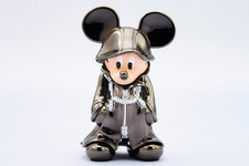 『キングダム ハーツ』黒コートに身を包んだかっこいい「王様」と、ピカピカに輝く「シャドウ」のメタルフィギュアが再受注開始！ 画像