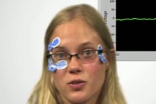 目玉で『スーパーマリオブラザーズ』を遊ぶハイテク技術 画像