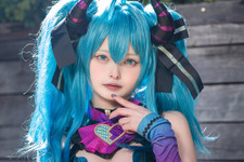 【コスプレ】人気コスプレイヤーの「ヴィランミク」が妖艶な美しさ！八重歯が可愛い笑顔とのギャップにドキドキ【写真6枚】 画像