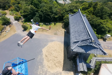 えっ、『アサクリ』のイーグルダイブって現実でもできるの！？真似厳禁、パルクールアスリートがやってのけた飛び降り、その高さはなんと… 画像