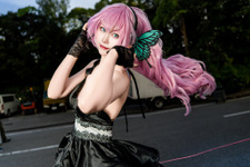 【コスプレ】背中越しの笑顔にドキッ！スラリと伸びた美脚も魅せる「巡音ルカ」の中国美女レイヤー【写真6枚】 画像