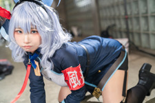 【コスプレ】メモリアルロビーの名シーンをバッチリ再現！タイトな衣装を着こなす『ブルアカ』アコが颯爽と登場【写真9枚】 画像