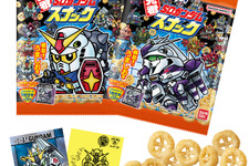 懐かしのシール付き「元祖SDガンダムスナック」が発売！νガンダムやにせガンダム、描き下ろしのHi-νガンダムなど全32種収録 画像