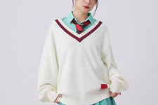 モデルさんの着こなす姿がかなりマチュ！「ガンダム ジークアクス」制服ニットやパイロットスーツアパレルが雰囲気満点 画像