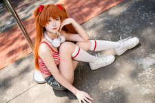 【コスプレ】「エヴァ」アスカのへそ出しショーパンが爽やか！ロンギヌスの槍を構える姿もギャップ萌え【写真8枚】 画像