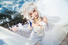 【コスプレ】『アークナイツ』純白のミニ丈ドレスが夕日に映える！まるで絵画のような台湾美女のシルエットがエモい【写真7枚】 画像