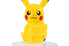 可愛くしっぽをアピールするピカチュウ！『ポケモン』ぬいぐるみシリーズ「しっぽみてみて！」が、ガシャポンで展開 画像