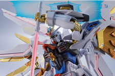 METAL ROBOT魂「マイティーストライクフリーダムガンダム 最終決戦Ver.」がいよいよ予約開始！ダメージ表現を新規造形、頭部横に置ける「ラクス」も付属 画像