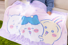 ハチワレが嬉しそう…！「ちいかわ」ふわふわ生地の超BIGマイヤーブランケット全2種デザインが可愛くて癒される 画像