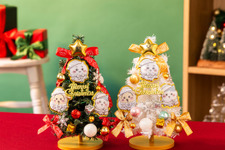 頂点には“星”も！「ちいかわ」クリスマスツリーがプライズ展開、ハチワレたちも可愛らしい衣装でオーナメントに 画像