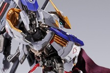 METAL BUILD「ガンダムバルバトス」の2次抽選販売が12月5日12時より実施！新装備「ブーメランメイス」と「真紅のマント」を羽織った新たな姿 画像