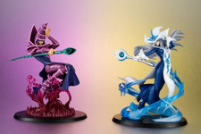 伝説のデュエルをその手に！『遊戯王』より「ブラック・マジシャン」「サイレント・マジシャン」がそれぞれ杖を構え凛々しい姿を立体化 画像