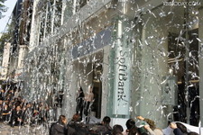 iPhone 4S販売開始！ ソフトバンク、au双方で発売セレモニーも実施  画像