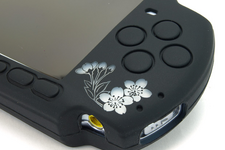 PSP本体を和風デザインに・・・梅と猫、朱椿など新柄「柔装飾カバー」4種発売 画像