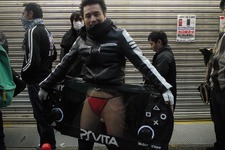 PlayStation Vita発売の行列にあの有名人を発見！ 画像