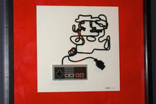 コントローラーのケーブルでゲームキャラクターを描いたアート作品 画像