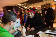 次世代機Xbox Oneが世界各国でローンチ開始、深夜に並ぶファンの姿も 画像