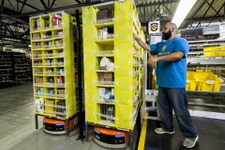Amazon配送センターで働くロボットたちの映像初公開 画像