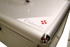 オンライン限定、「BIOHAZARD Umbrella aluminum BOX」が発売中 画像