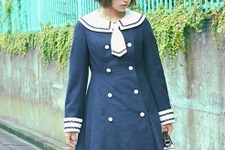 もしもアリスの通う学校があったら…「アリス×セーラー服」なツーフェイスコートが可愛い 画像