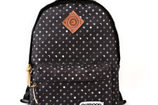 『パックマン』×アウトドアプロダクツによるコラボバッグなどが予約開始 ─ メイズ＆モノトーン柄で展開 画像