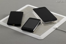 複数のスマホ＆タブレットを同時充電できる「ワイヤレス充電パッド」登場 画像