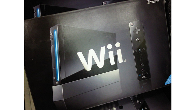 新色Wii(クロ)のパッケージがショップ店頭に並び始める