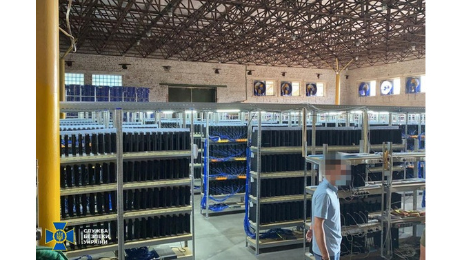 押収されたゲーム機は3800台！ズラリとPS4並ぶウクライナの仮想通貨マイニング工場が電気窃盗で摘発