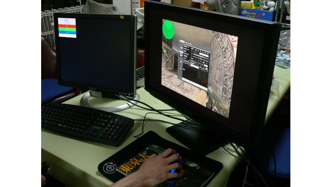 テストの様子。右がLCD-MF241XBR