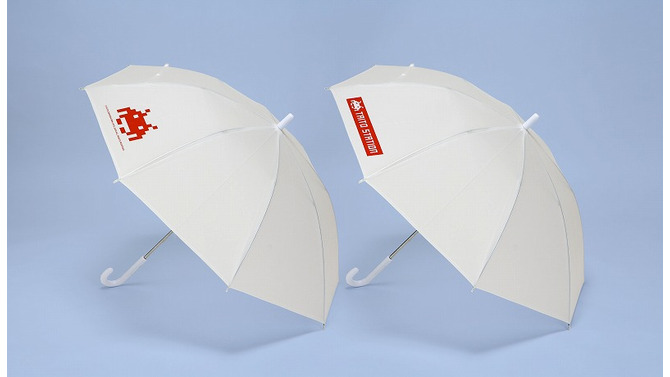雨の日でも安心、タイトー「スペースインベーダーモデル ビニール傘」今年も無料貸出