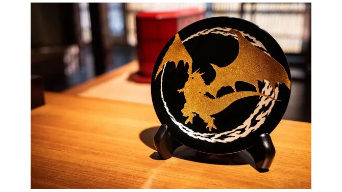 『FF14』輪島塗デザインプレートが再販─金色に輝く「バハムート」と、光の当たり方で様々な色に変化する「エルピスの花」の2種