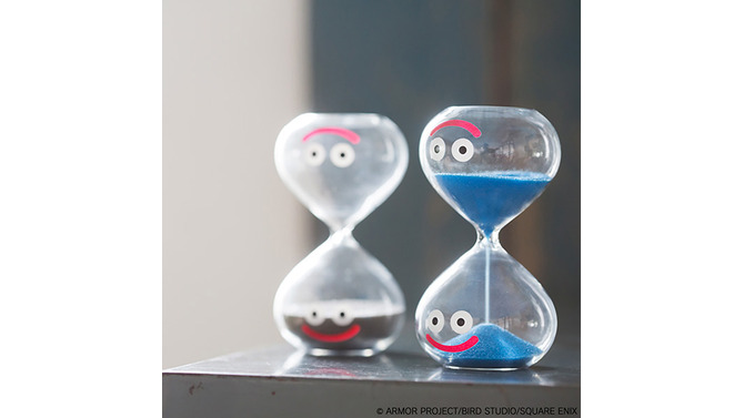 『ドラクエ』ゲームロード画面イメージのスライム砂時計も！ちいさなメダルが隠されたリュックなどが予約受付中