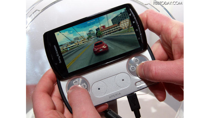 スライド部を開くと、PSP goにも似たゲーム用コントローラーが登場 スライド部を開くと、PSP goにも似たゲーム用コントローラーが登場