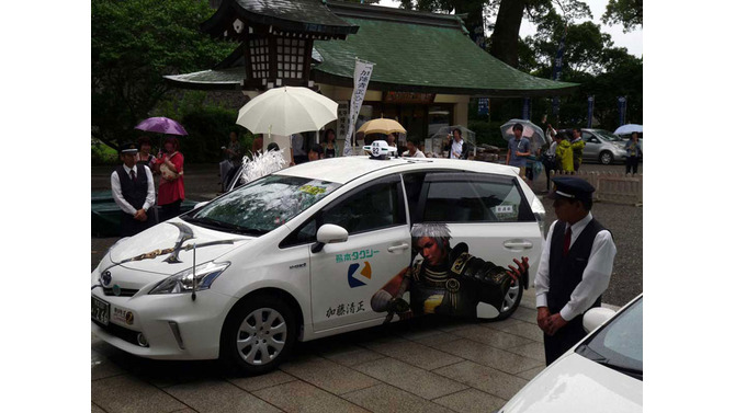 加藤神社で安全祈願する「戦国無双タクシー」