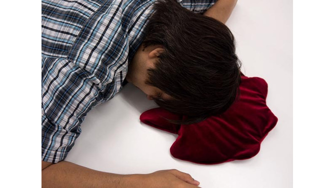 どこでも殺人現場に！ジョークグッズ「血のまくら」プレゼント