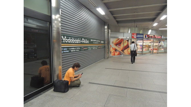 ヨドバシAkibaには仕事帰りの男性がひとり販売開始を待っていました