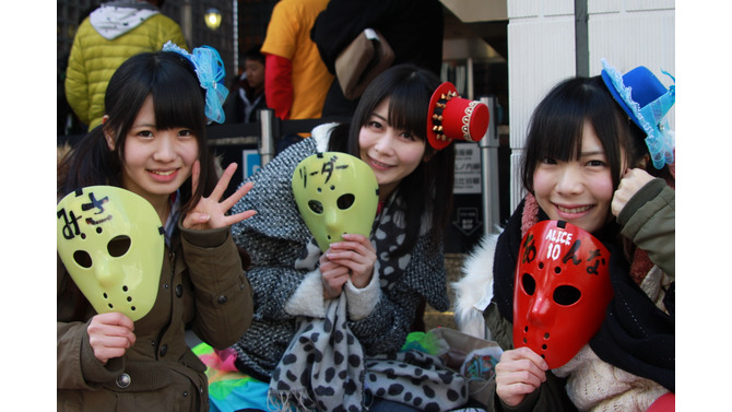 すでに長蛇の列　銀座ソニービルにてPlayStation 4先行販売手続き開始 ― 現場にはゲームガールズの姿も