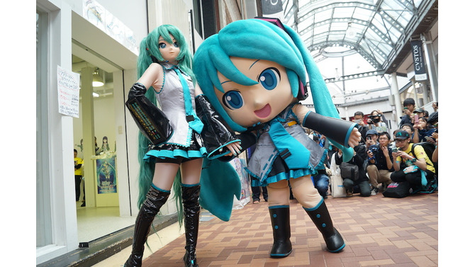 【マチ★アソビ15セガ「初音ミク」ステージに“アイマスの父・ガミP”が乱入してアリーナァ！！ミクダヨーとミクナノーも久しぶりに登場