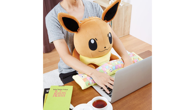 『ポケモン』「イーブイ」のぬいぐるみ型PCクッションが登場、ぎゅっと抱きしめながら快適な作業が可能