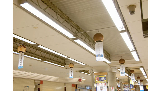 祝・梅雨明け！JR恵比寿駅に巨大“ボクくん”風鈴が登場！